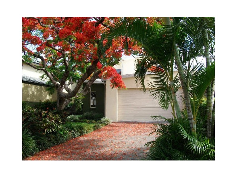 9 Vespa Crescent, Isle Of Capri QLD 4217