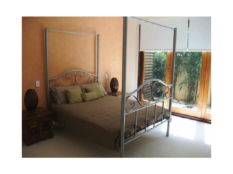 9 Vespa Crescent, Isle Of Capri QLD 4217