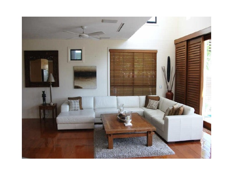 9 Vespa Crescent, Isle Of Capri QLD 4217