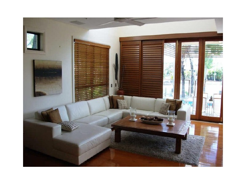 9 Vespa Crescent, Isle Of Capri QLD 4217