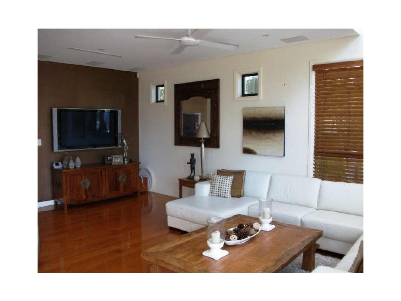 9 Vespa Crescent, Isle Of Capri QLD 4217