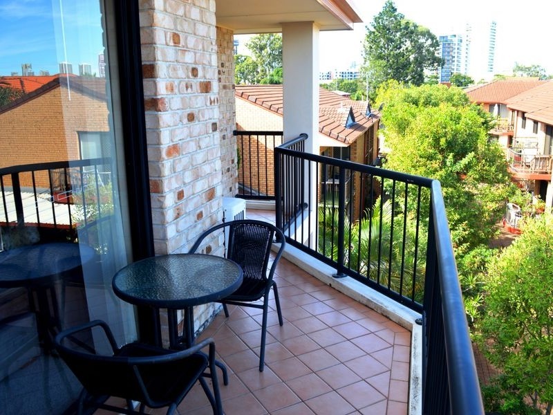 12/27 Chester Terrace, Southport QLD 4215