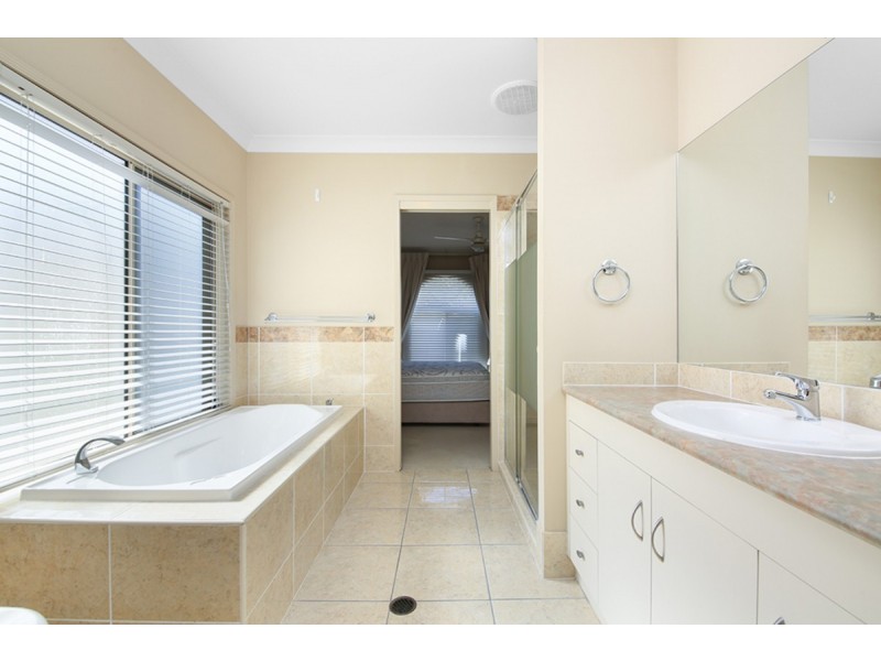 92 Arun Drive, Arundel QLD 4214