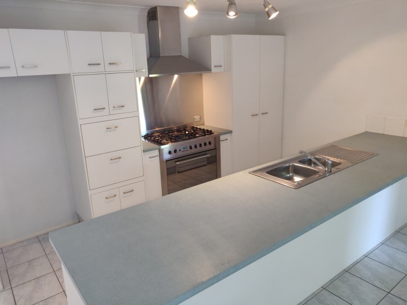 9 County Close, Parkwood QLD 4214