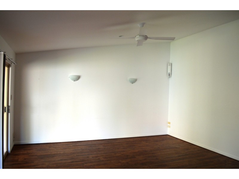 1/126 Falconer Street, Southport QLD 4215