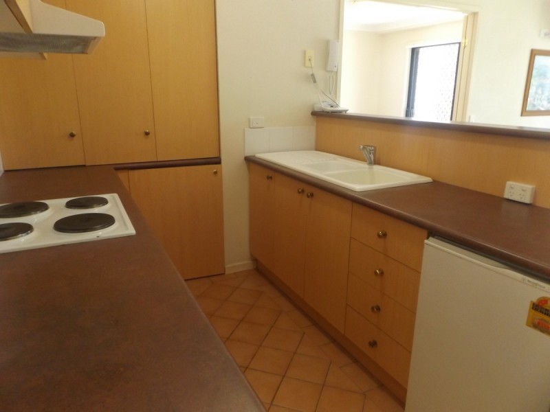 2/27 Chester Terrace, Southport QLD 4215