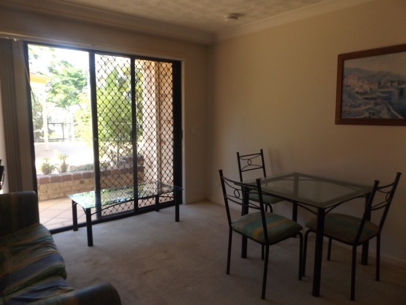 2/27 Chester Terrace, Southport QLD 4215