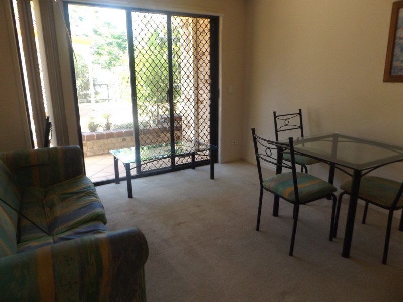 2/27 Chester Terrace, Southport QLD 4215