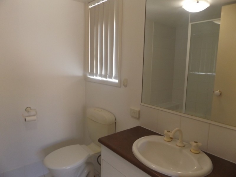 2/27 Chester Terrace, Southport QLD 4215