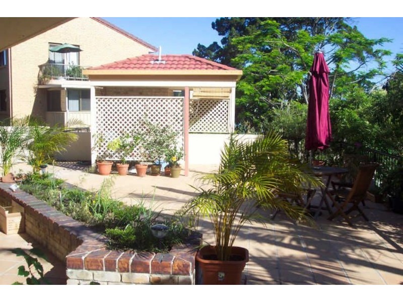 2/27 Chester Terrace, Southport QLD 4215