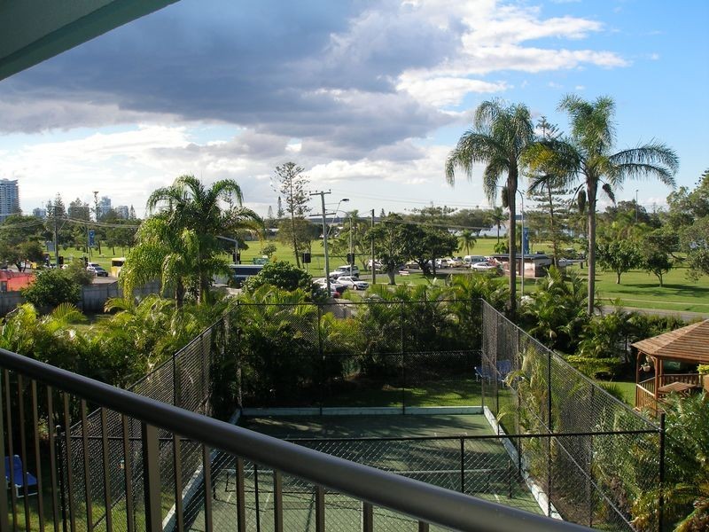 2b/114 Marine Parade, Southport QLD 4215