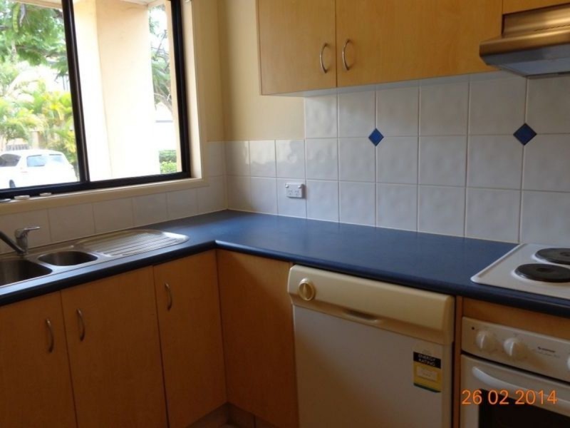 2/119 Pohlman Street, Southport QLD 4215