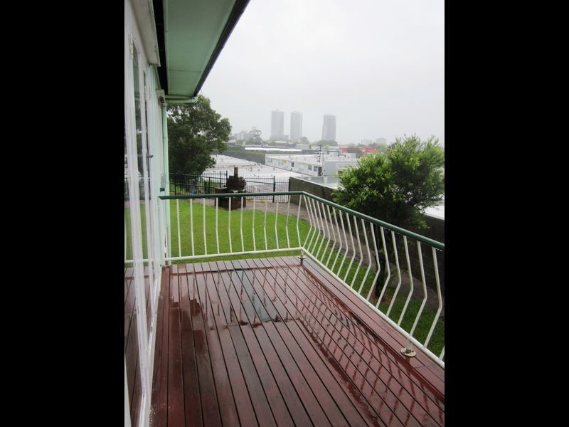 37 Brolga Avenue, Southport QLD 4215