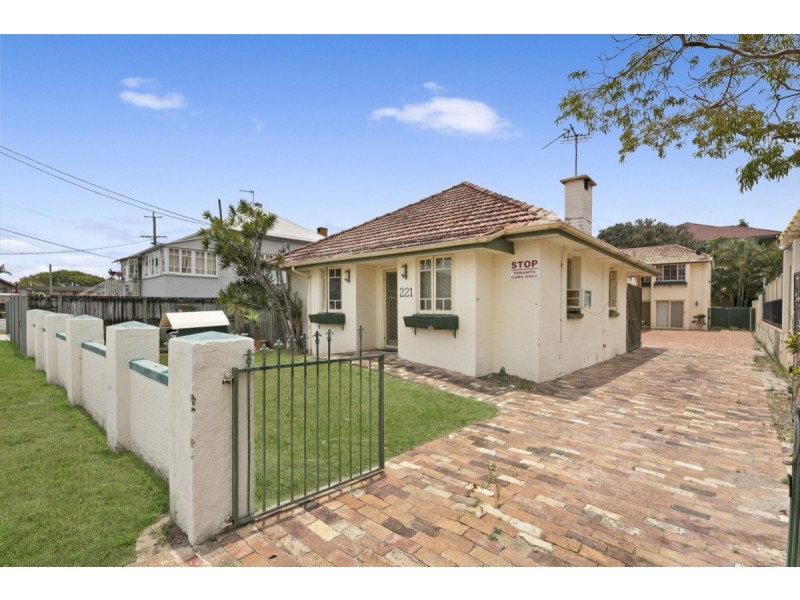 1 & 2/221 Scarborough Street, Southport QLD 4215