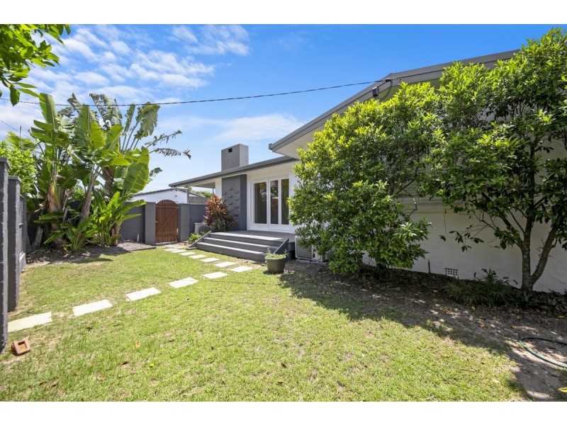 16 Naranga Avenue, Broadbeach Waters QLD 4218