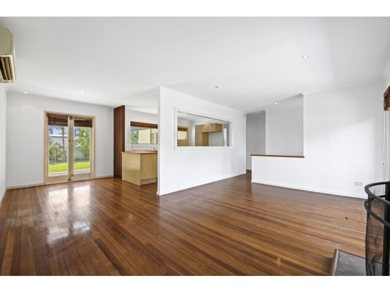 16 Naranga Avenue, Broadbeach Waters QLD 4218