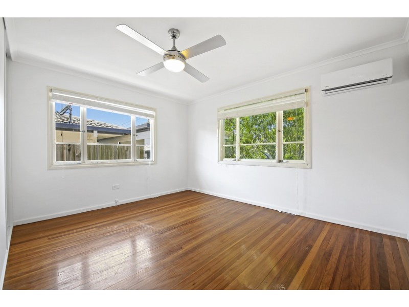 16 Naranga Avenue, Broadbeach Waters QLD 4218