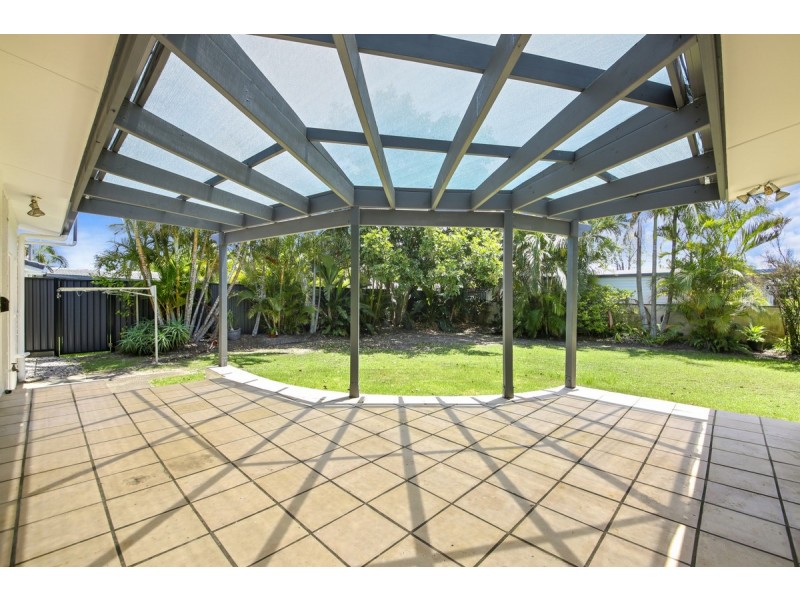 16 Naranga Avenue, Broadbeach Waters QLD 4218