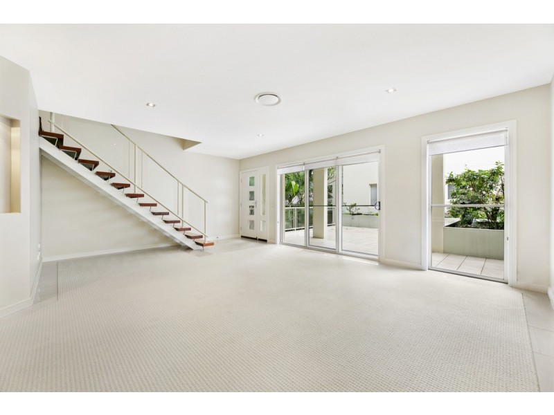 8/27 Gordon Street, Labrador QLD 4215