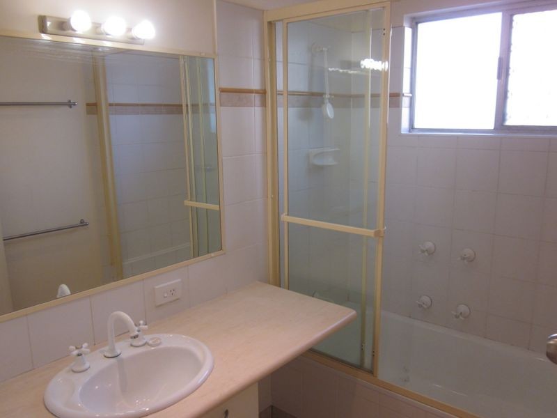 16 Nyora St, Southport QLD 4215