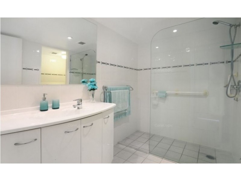 13e/10 Marine Parade, Southport QLD 4215