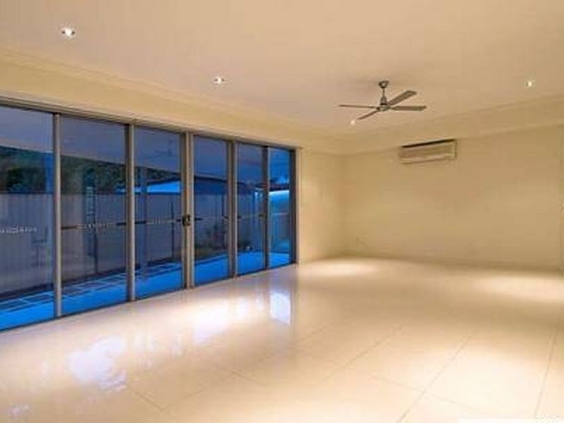 2/38 Enid Avenue, Southport QLD 4215