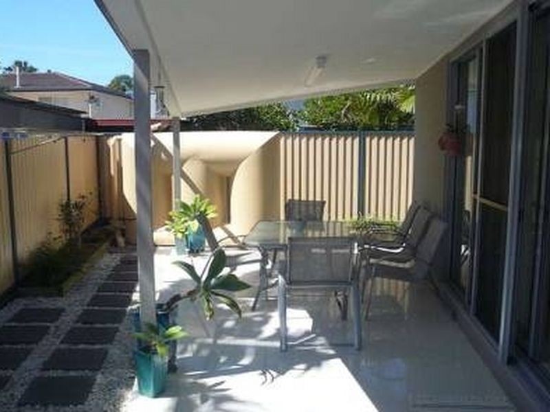 2/38 Enid Avenue, Southport QLD 4215