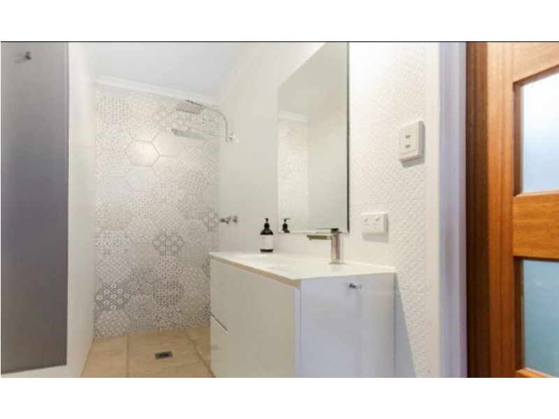 113 Kindra Avenue, Southport QLD 4215