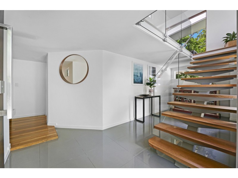 8 Terrigal Crescent, Southport QLD 4215