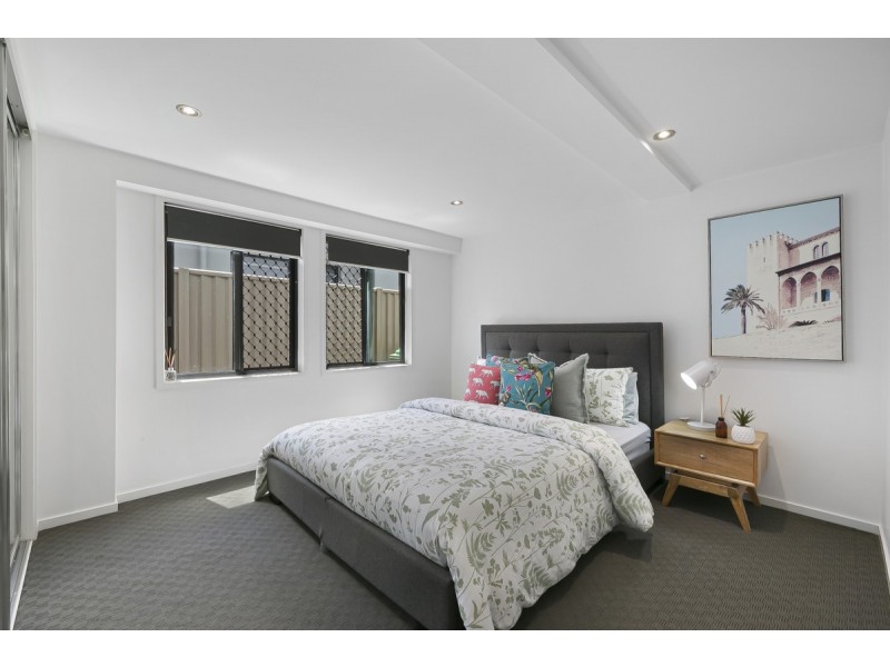 8 Terrigal Crescent, Southport QLD 4215