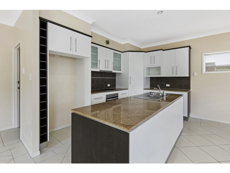 1/126 Pohlman Street, Southport QLD 4215