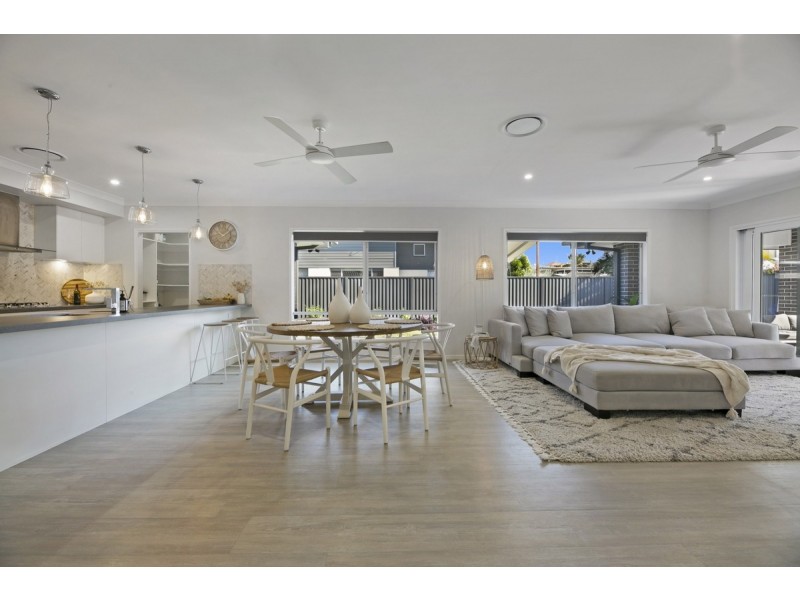 9 Grace Avenue, Labrador QLD 4215