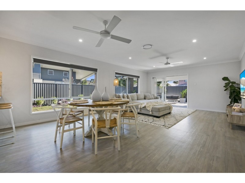 9 Grace Avenue, Labrador QLD 4215