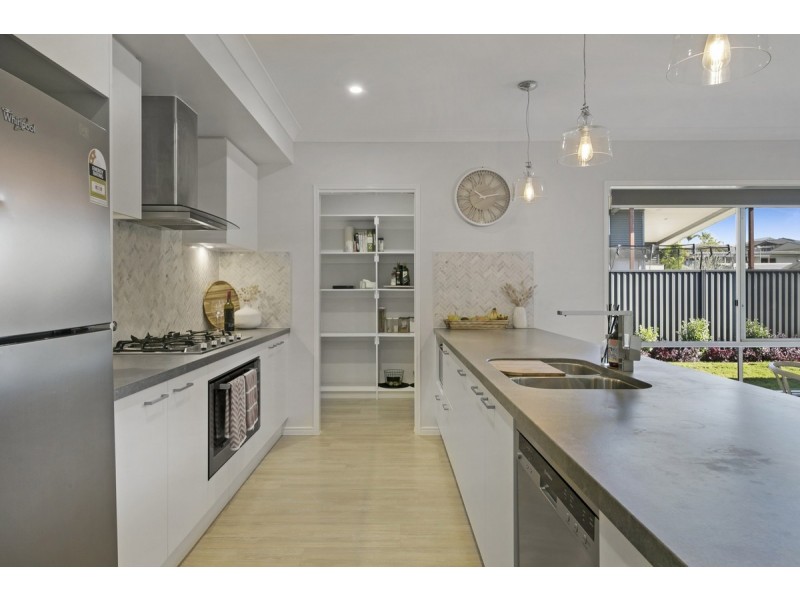 9 Grace Avenue, Labrador QLD 4215