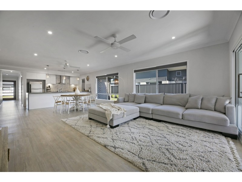 9 Grace Avenue, Labrador QLD 4215