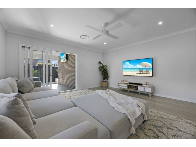 9 Grace Avenue, Labrador QLD 4215