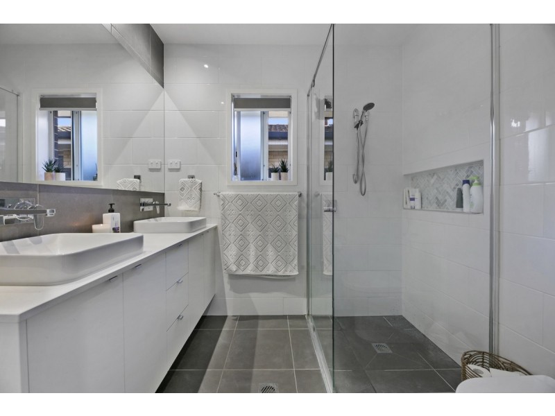 9 Grace Avenue, Labrador QLD 4215