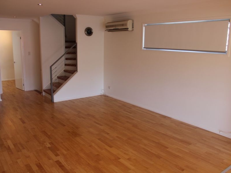 1/27 Lenneberg Street, Southport QLD 4215
