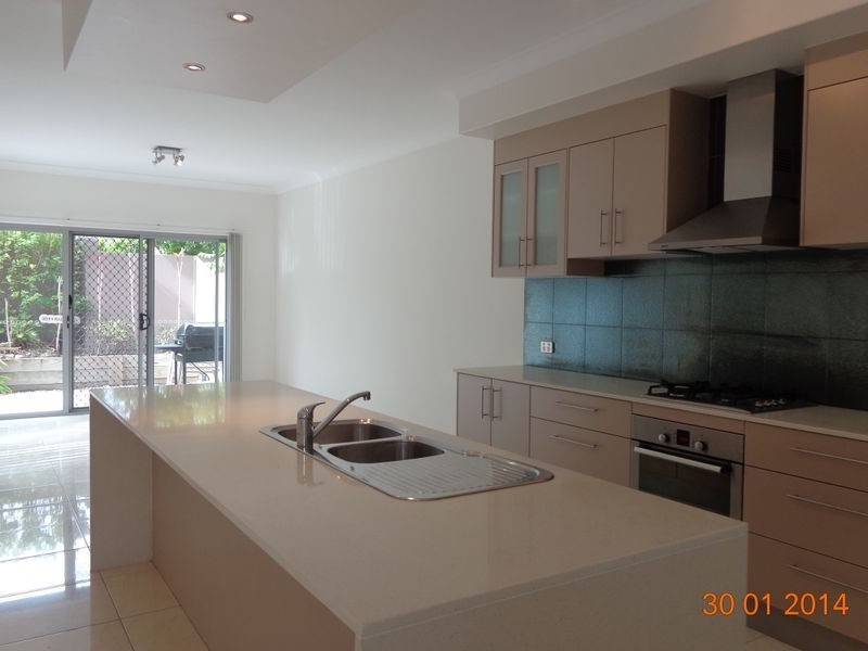 2/81 Pohlman Street, Southport QLD 4215