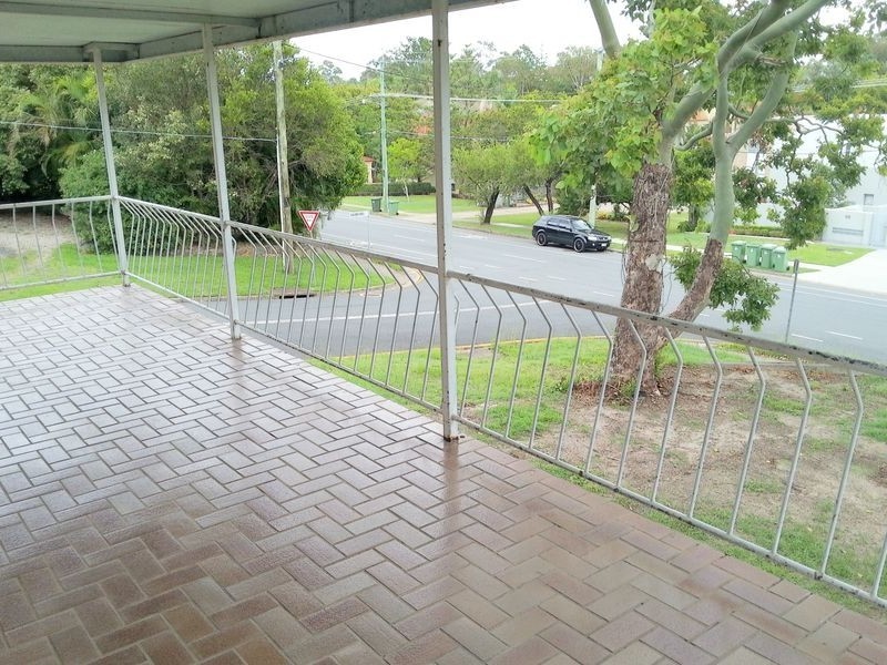 2 Golden Crescent, Southport QLD 4215