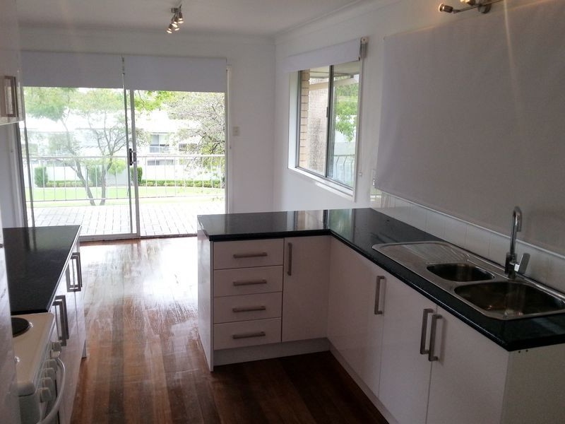 2 Golden Crescent, Southport QLD 4215