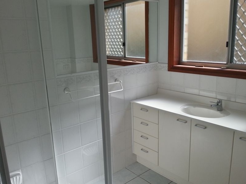 2/264 Marine Parade, Labrador QLD 4215