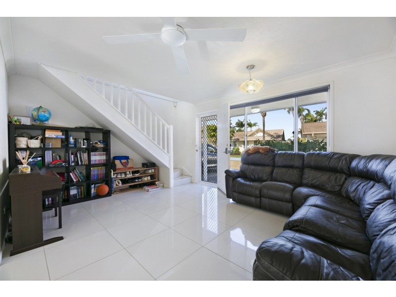 10/2 St Kevins Avenue, Benowa QLD 4217