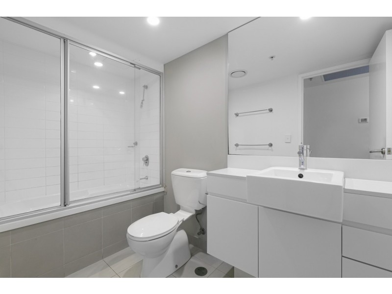 22203/5 Lawson Street, Southport QLD 4215