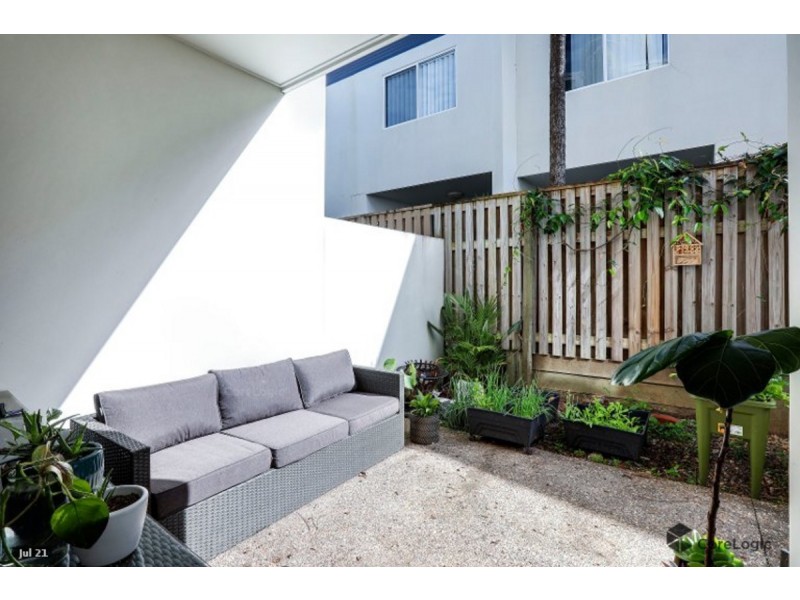 2/127 Pohlman Street, Southport QLD 4215