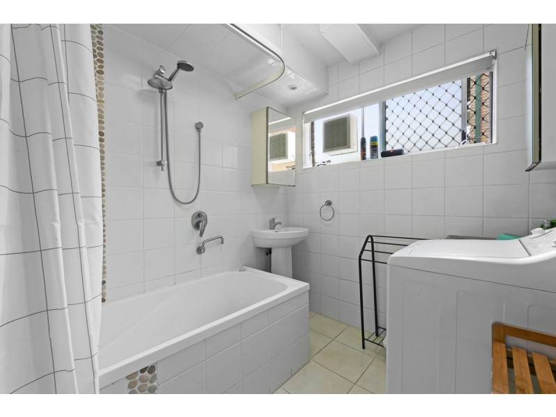 1/59 Bayview Street, Runaway Bay QLD 4216