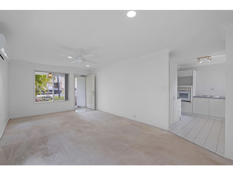 2/1 Liam Court, Labrador QLD 4215