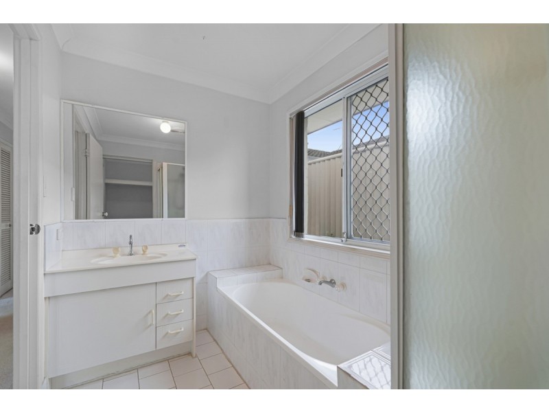 2/1 Liam Court, Labrador QLD 4215