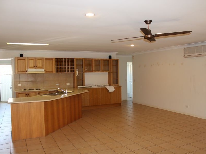 18 Ingles Circuit, Arundel QLD 4214