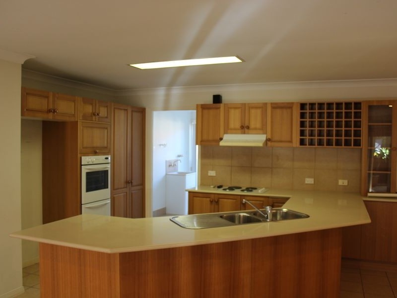 18 Ingles Circuit, Arundel QLD 4214